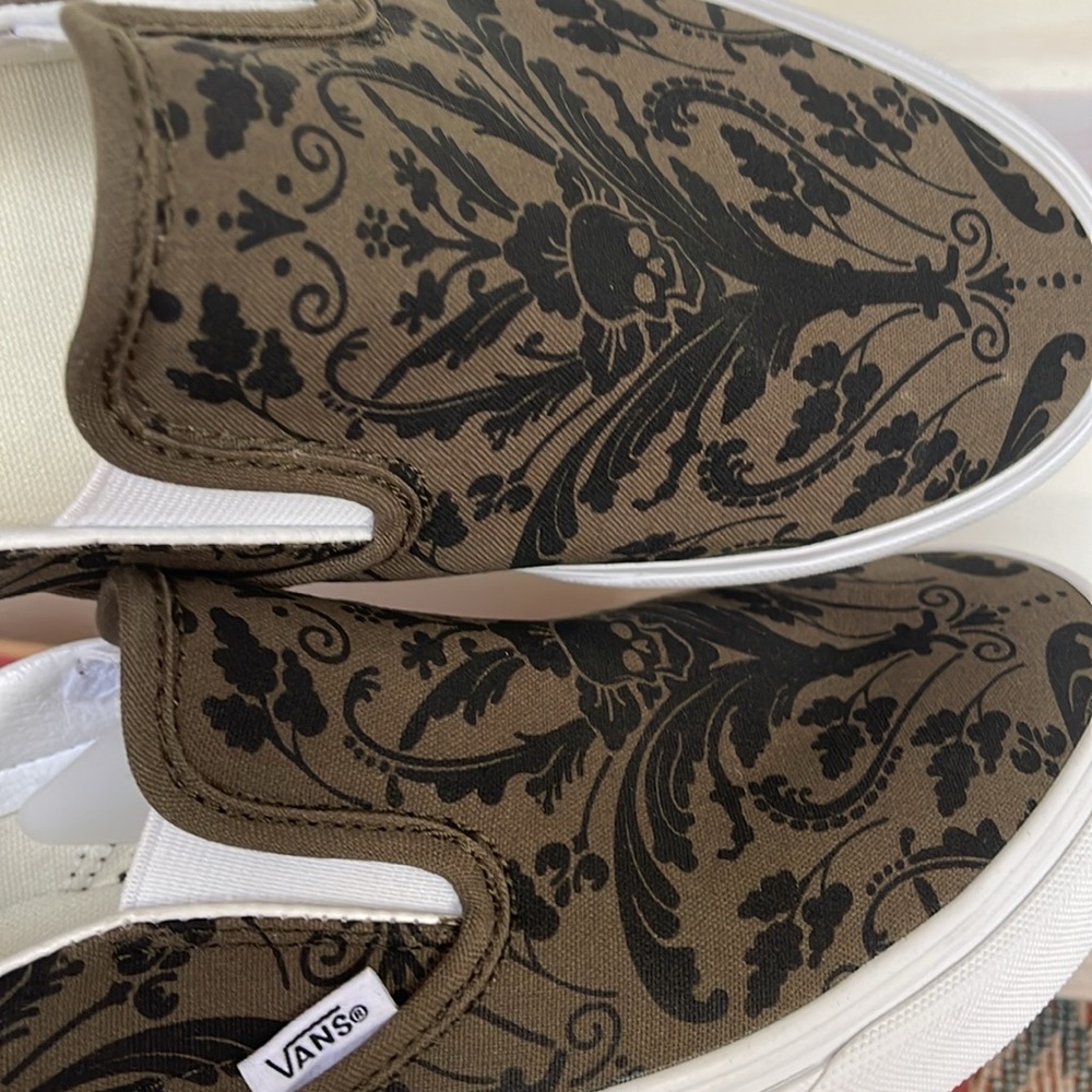 Vans WMNS Classic Slip-On
Skull Tapestry Grape Leaf
VN0A5A080FI
Sneakers - Picture 15 of 16